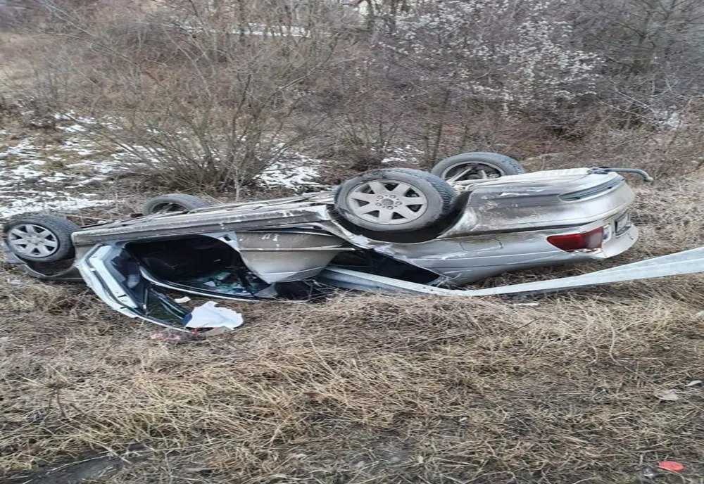 FOTO | Grav accident la intrare în Cluj! Două persoane rănite după ce s-au răsturnat cu maşina
