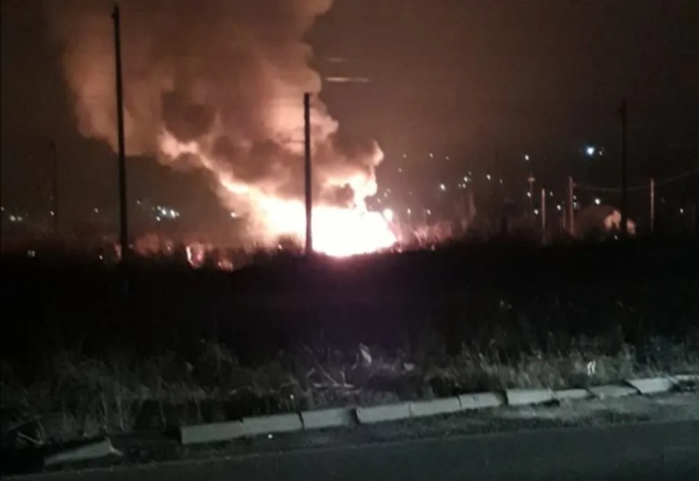 FOTO | 10 copii au rămas pe drumuri după ce casa le-a fost distrusă de flăcări