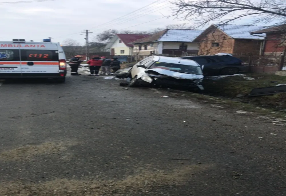 FOTO | Grav accident în judeţul Cluj provocat de o şoferiţă începătoare! A fost solicitat şi un elicopter SMURD