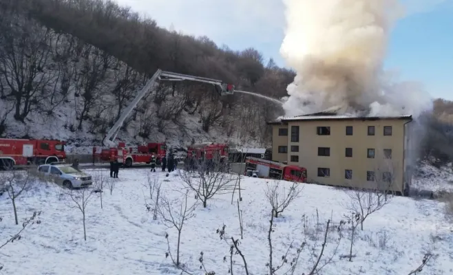 Bloc cuprins de flăcări în Floreşti! Intervin pompierii cu trei autospeciale (FOTO)