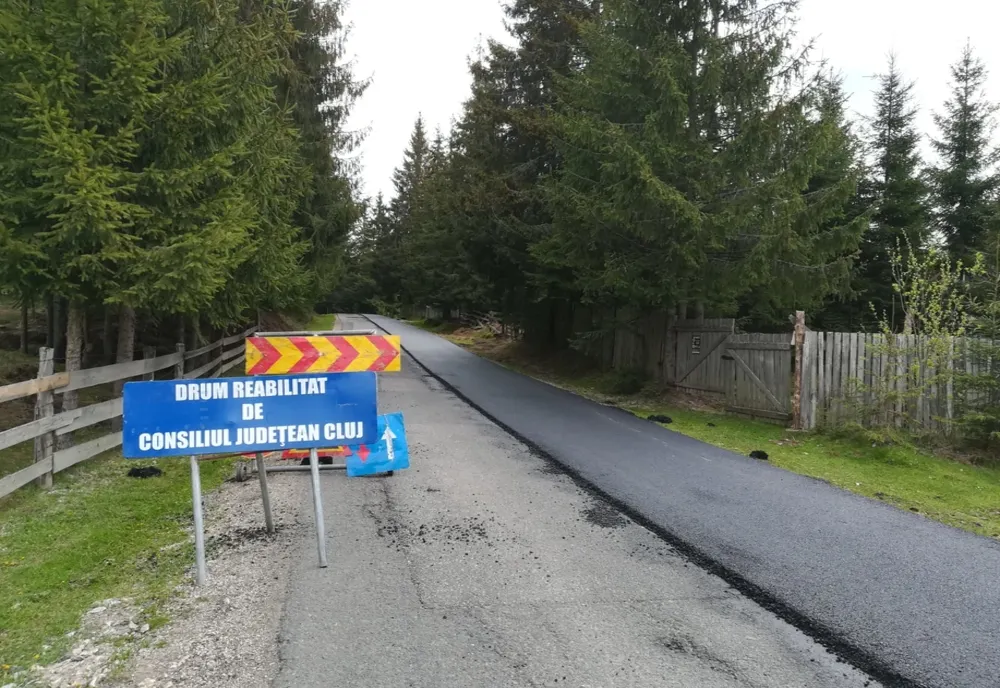 Pe drumul județean 107P Mărișel – DN 1R au demarat lucrări de întreținere cu asfaltare pe sectoare
