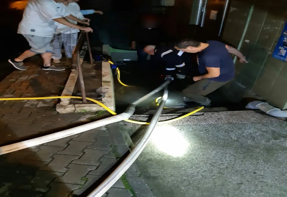 FOTO | Intervenţie a pompierilor: subsolul unei clădiri din Dej inundat din cauza ploii abundente