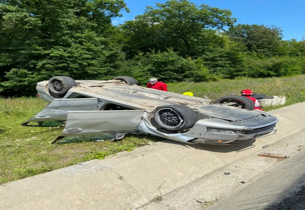 FOTO | Femeie rănită într-un accident pe centura Apahida - Vâlcele! Maşina în care se afla s-a răsturnat