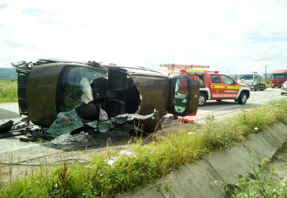 FOTO |  Accident cu două maşini în Câţcău! Una s-a răsturnat