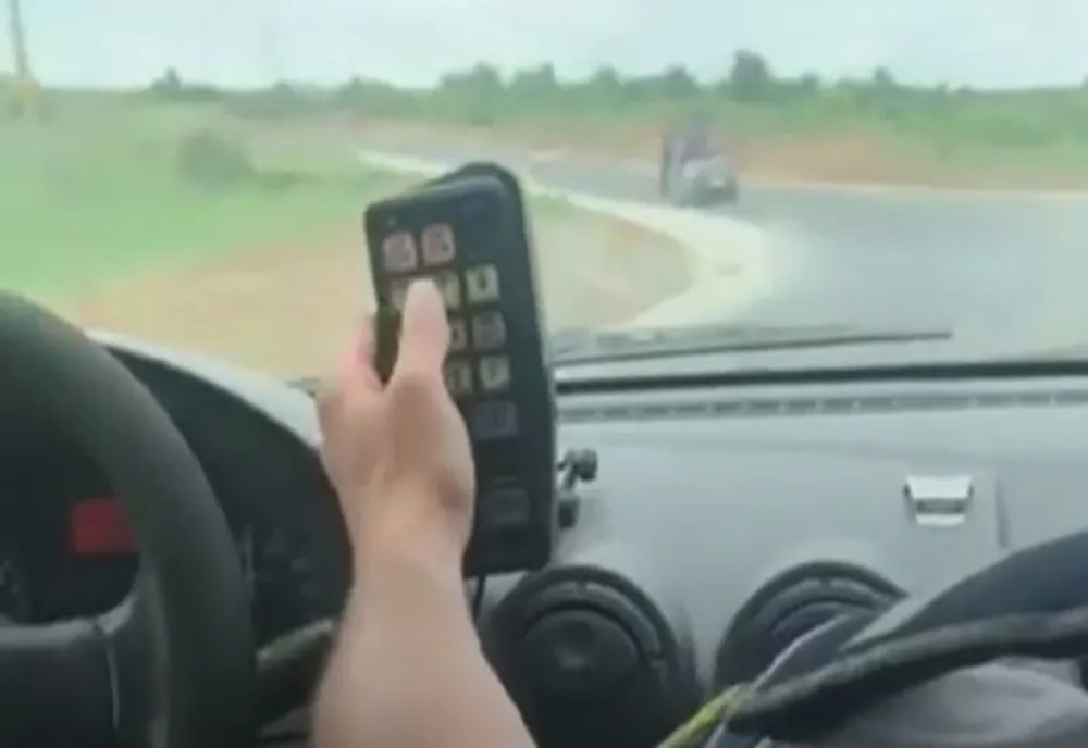 Urmărire pe un drum judeţean din Cluj! Poliţiştii au prins un tânăr care conducea fără permis