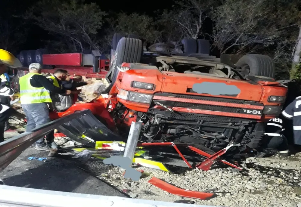 FOTO | Grav accident între Târgu Lăpuş şi Dej! Şoferul unui TIR a murit 