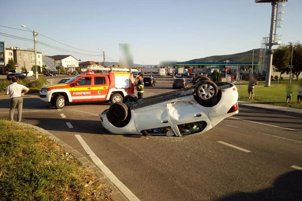 FOTO | Accident la intrare în Dej! Două maşini implicate, una s-a răsturnat
