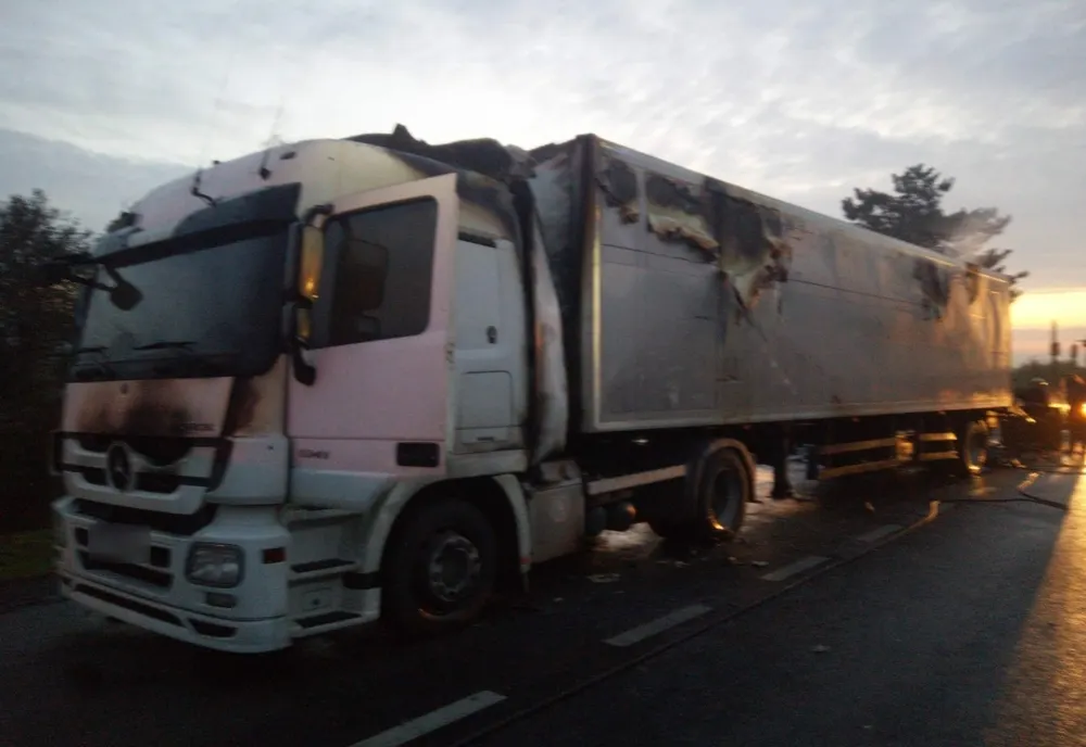 FOTO | TIR-ul unei firme de curierat, plin de colete, a fost distrus de un incendiu 
