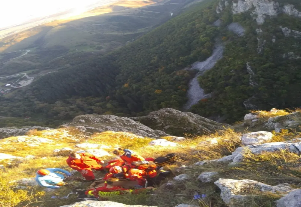 FOTO | Accident în Cheile Turzii! Un bărbat a căzut cu parapanta