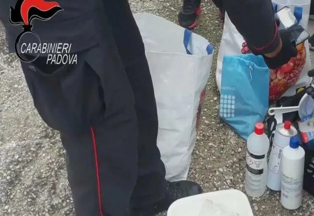 FOTO | Doi români stabiliţi în Italia au fost prinși cu explozibil de același tip cu cel care a fost folosit la atentatele de la Londra și Paris