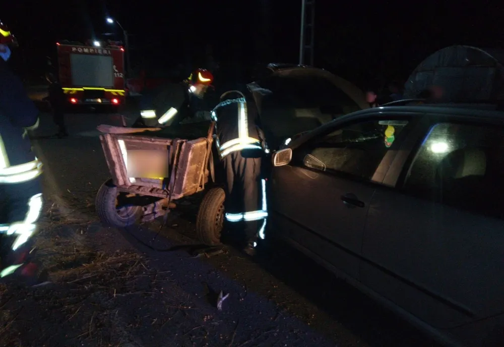 FOTO | Căruţă lovită de o maşină! Calul a murit
