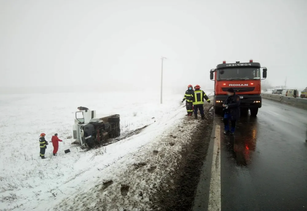 FOTO | Accident între Copăceni şi Tureni! Un şofer a "zburat" cu duba pe câmp