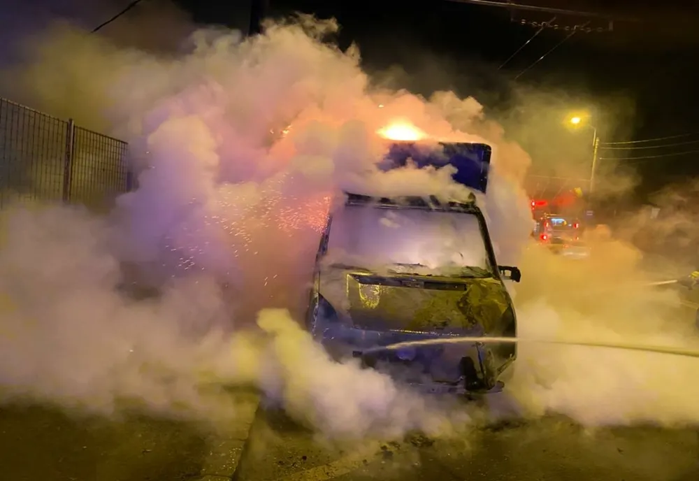 FOTO | Autoutilitară încărcată cu marfă distrusă de un incendiu în Cluj-Napoca! Şoferul a reuşit să se salveze