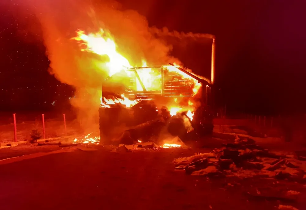 FOTO | Cabană distrusă de flăcări lângă Cluj! O femeie a murit