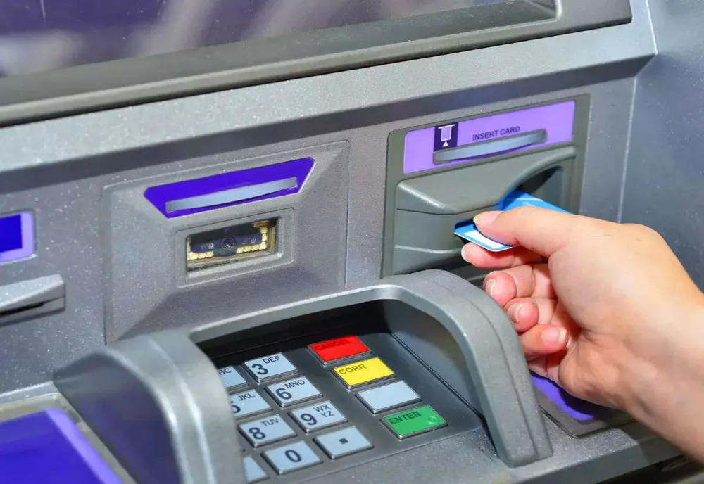 O femeie a rămas fără 185.000 de lei după ce propria noră i-a golit cardurile de bani