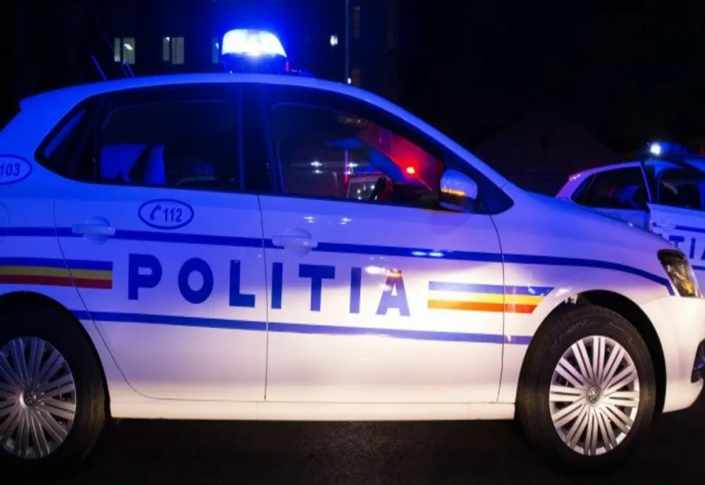 Accident cu două maşini în Cluj! O tânără de 24 de ani, aflată la volanul uneia dintre maşini, a fugit de la faţa locului