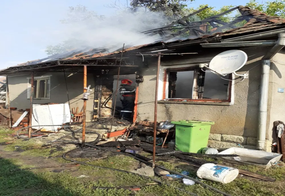 FOTO | Explozie urmată de un incendiu la o casă dintr-un sat clujean! Un bătrân a suferit arsuri 