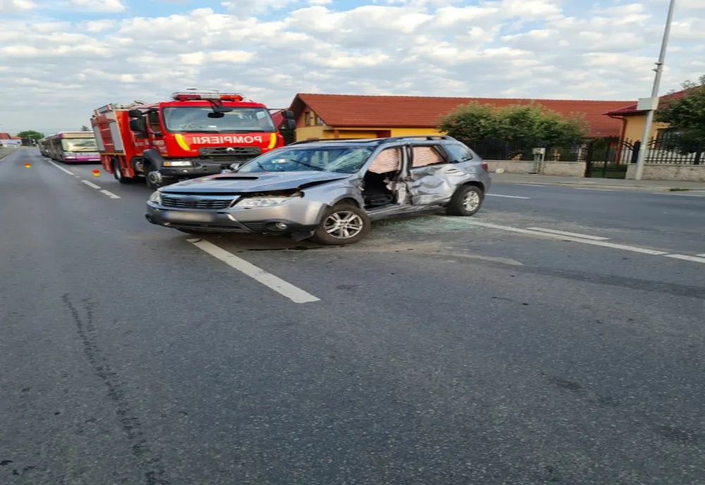 FOTO | Accident între un TIR şi o maşină în Floreşti! Două tinere au fost rănite şi au ajuns la spital
