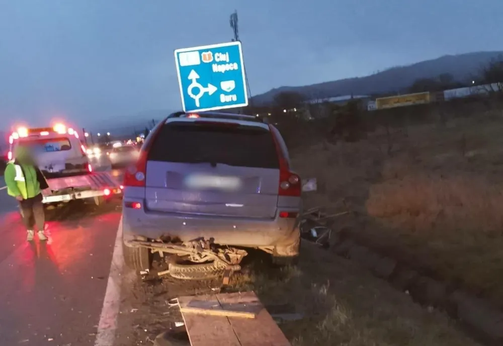Grav accident pe DN1 E60! Un atelaj hipo condus de un minor a fost lovit de 3 maşini (FOTO)