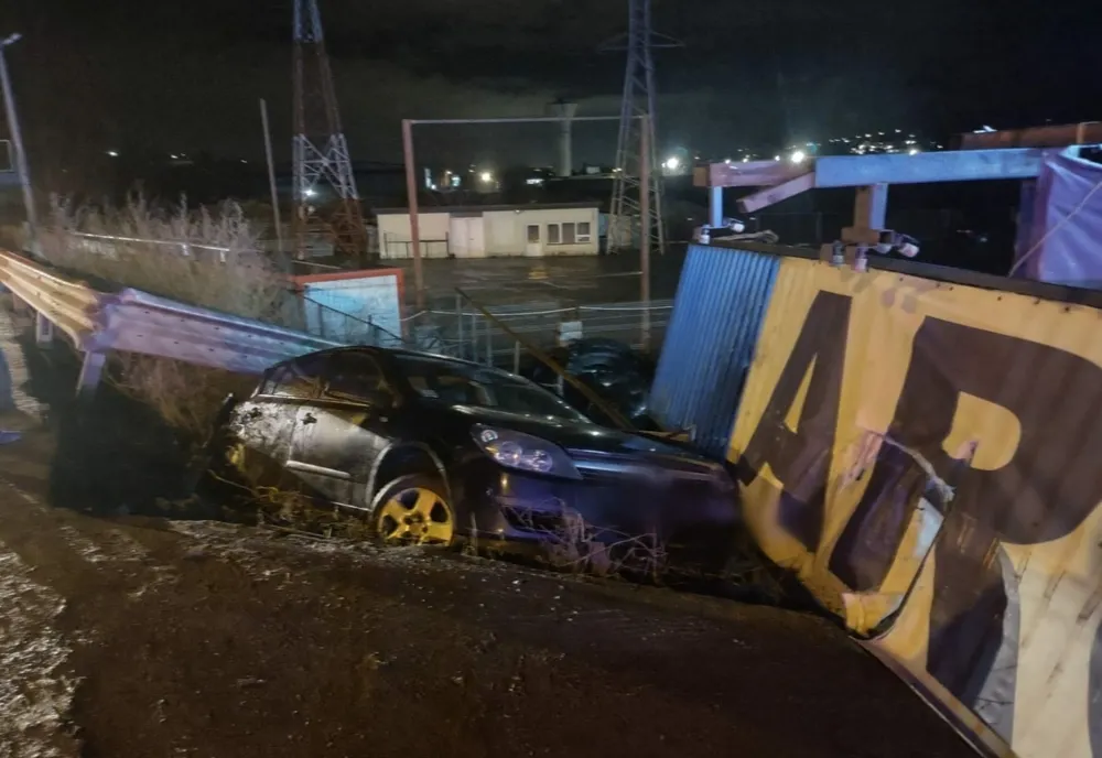 Accident pe Calea Baciului din Cluj-Napoca! O şoferiţă a sărit cu maşina peste un parapet (FOTO)
