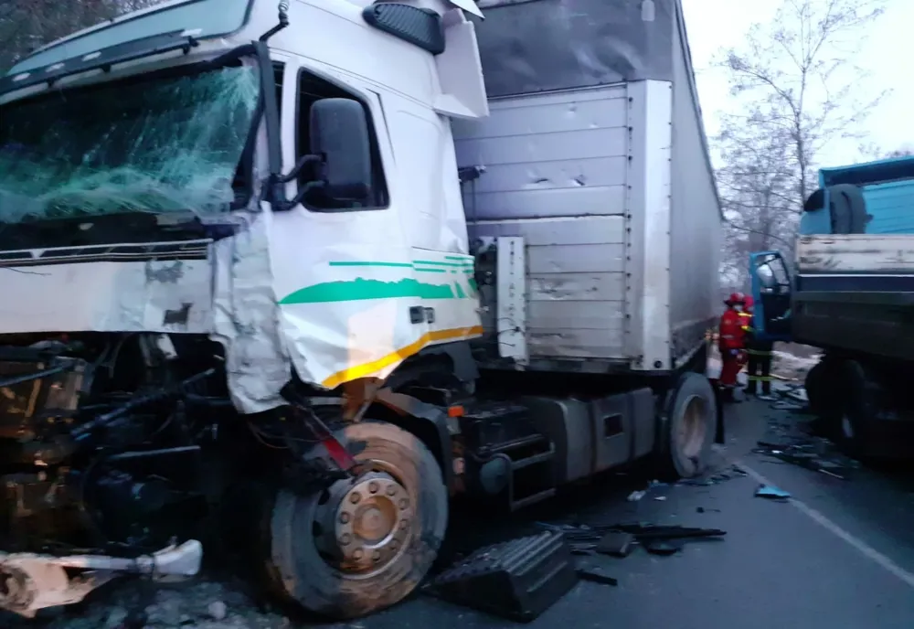 Impact violent între două autocamioane în judeţul Cluj! Două persoane au primit îngrijiri medicale (FOTO)