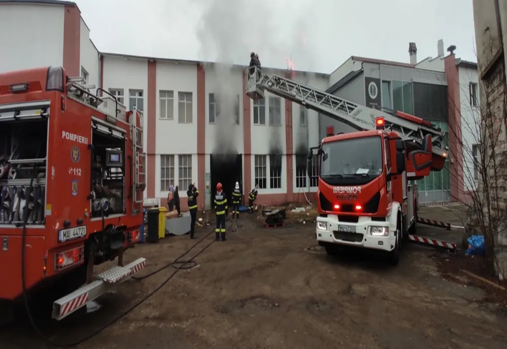 Incendiu la o hală din Cluj-Napoca! Arde o suprafaţă de 300 de metri pătraţi (FOTO)