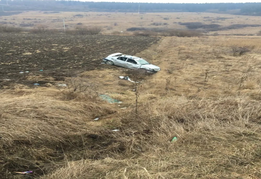 Accident în Vâlcele! Un şofer băut s-a răsturnat cu maşina pe câmp (FOTO)