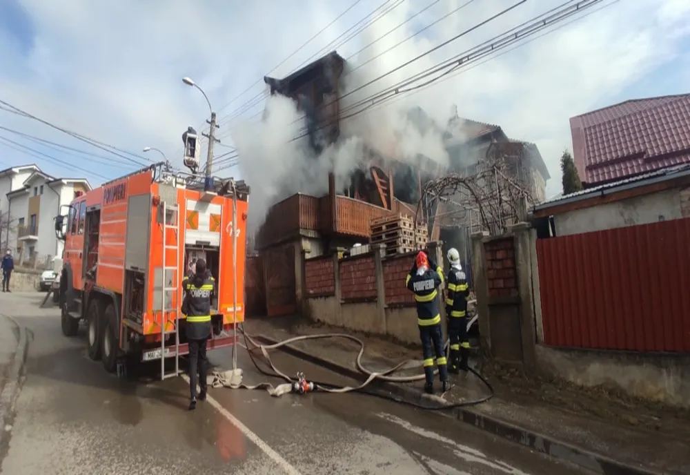 Casă cuprinsă de flăcări în Cluj-Napoca! Locatarii au reuşit să iasă la timp (FOTO)