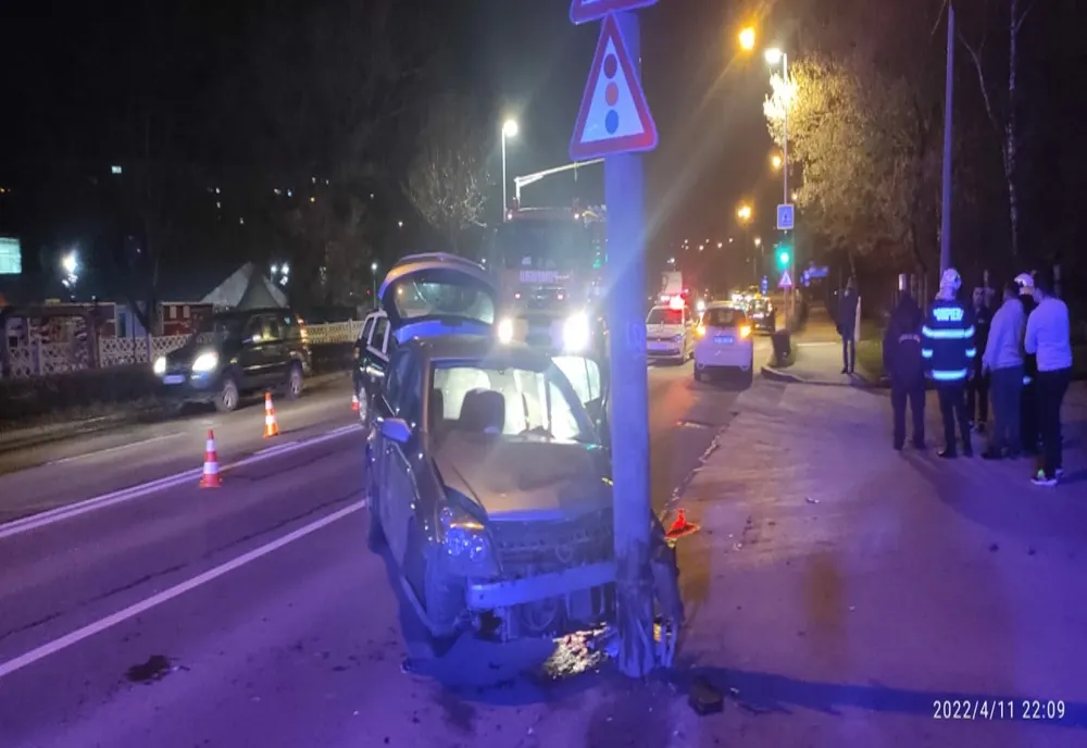 Accident cu două maşini pe un bulevard din Cluj! Doi tineri au ajuns la spital (FOTO)