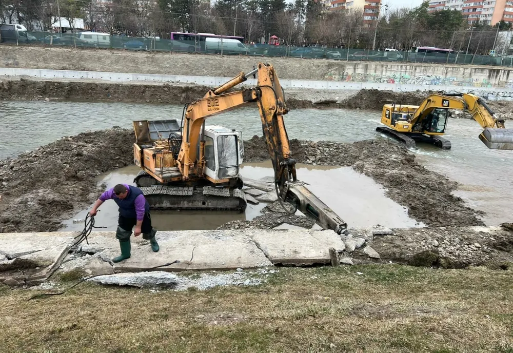 Scurgeri de ulei în Someșul Mic după ce un utilaj Administraţiei Bazinale de Apă Someş-Tisa s-a defectat (FOTO)
