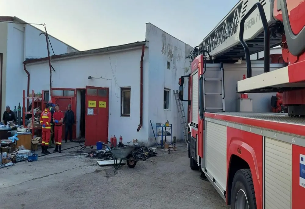 Incendiu la un depozit din judeţul Cluj! Au intervenit pompierii cu mai multe autospeciale (FOTO)