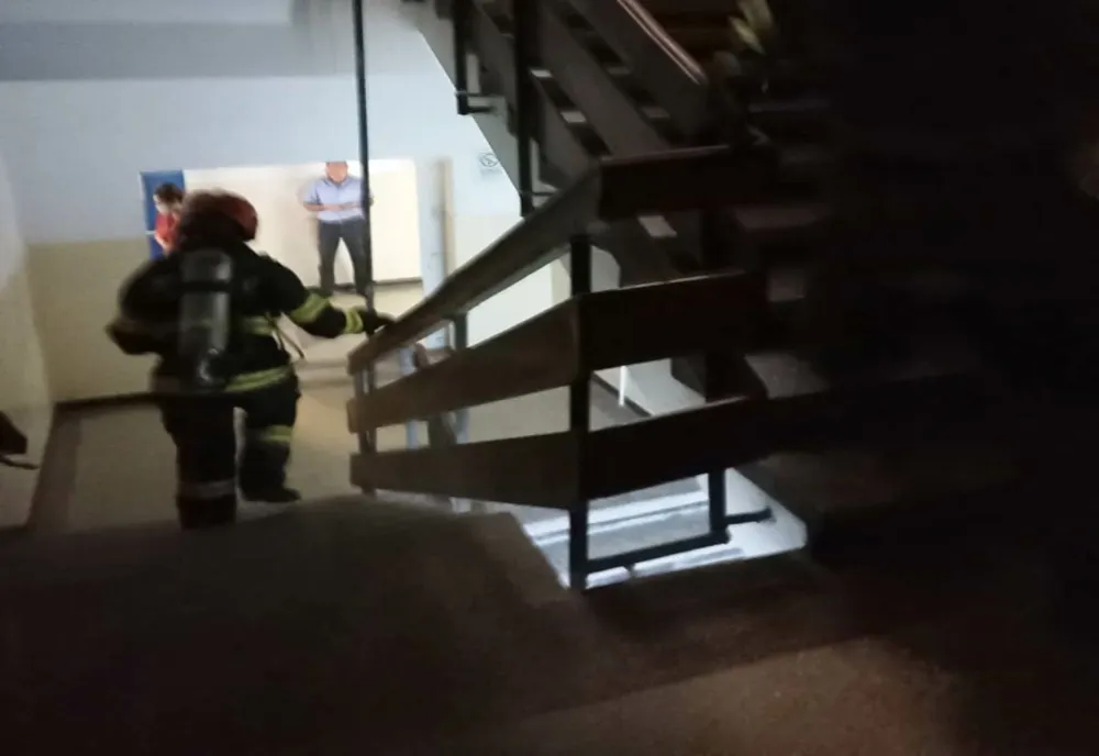 Incendiu într-un bloc de locuinţe din Cluj-Napoca! Trei persoane au fost evacuate cu ajutorul autoscării pompierilor (VIDEO)