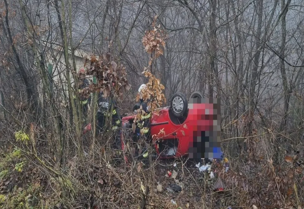 O şoferiţă de 74 de ani s-a răsturnat cu maşina într-o pădure din Cluj-Napoca (FOTO)