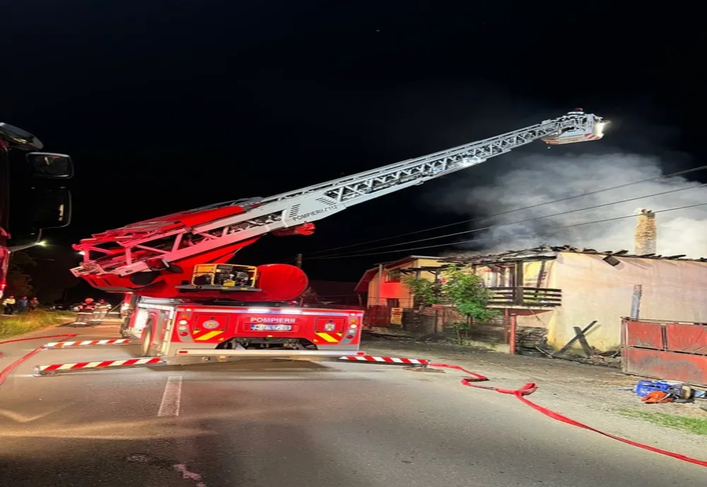 Casă distrusă de un incendiu în Vultureni (FOTO)