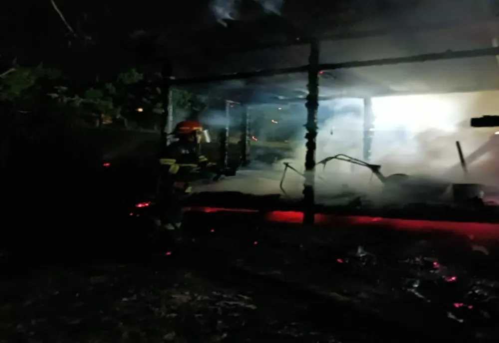 Incendiu într-o gospodărie din Dej! Focul a pornit de la jarul făcut pentru grătare (FOTO)