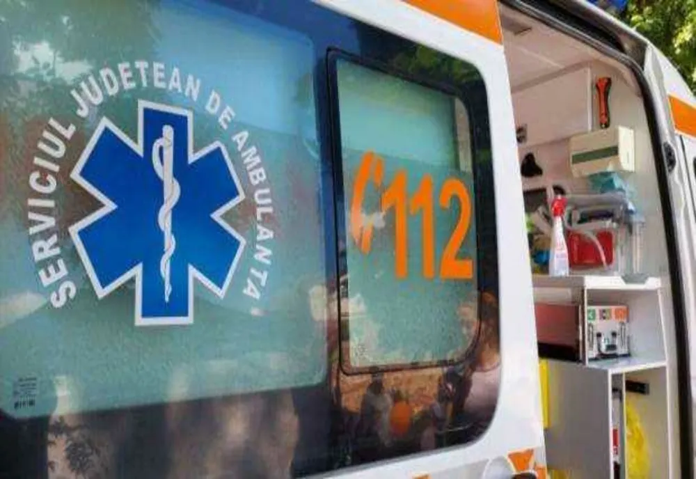 O FEMEIE A MURIT ÎN COLIZIUNEA DINTRE O AMBULANȚĂ ȘI UN AUTOTURISM, LA IEȘIREA DIN HUEDIN