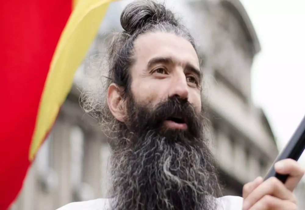 CEZAR AVRĂMUȚĂ, „STEGARUL DAC”, RĂMÂNE ÎN AREST PREVENTIV DUPĂ DECIZIA TRIBUNALULUI BUCUREȘTI