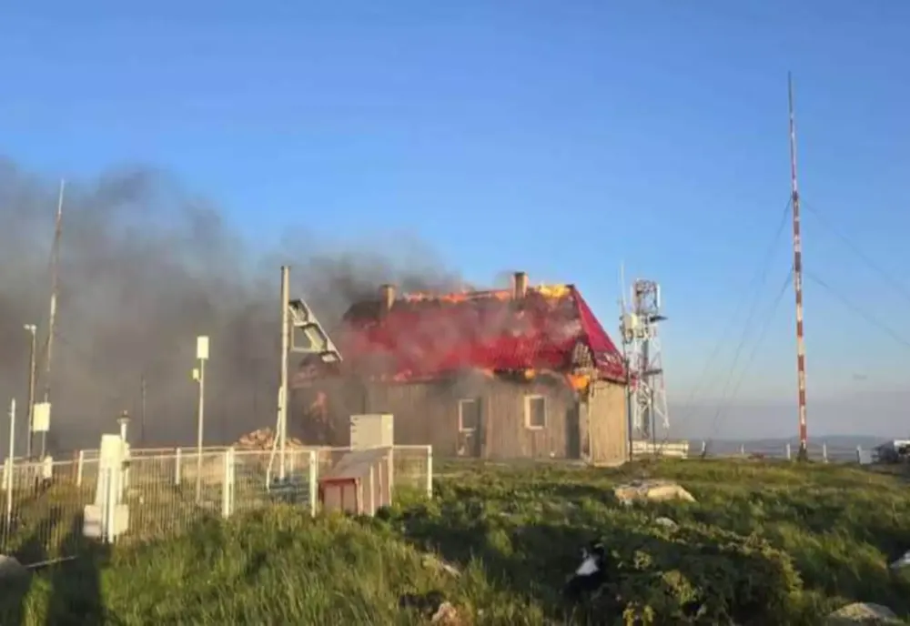 STAȚIA METEOROLOGICĂ ȘI CABANA DE PE VÂRFUL VLĂDEASA AU ARS ÎNTR-UN INCENDIU 