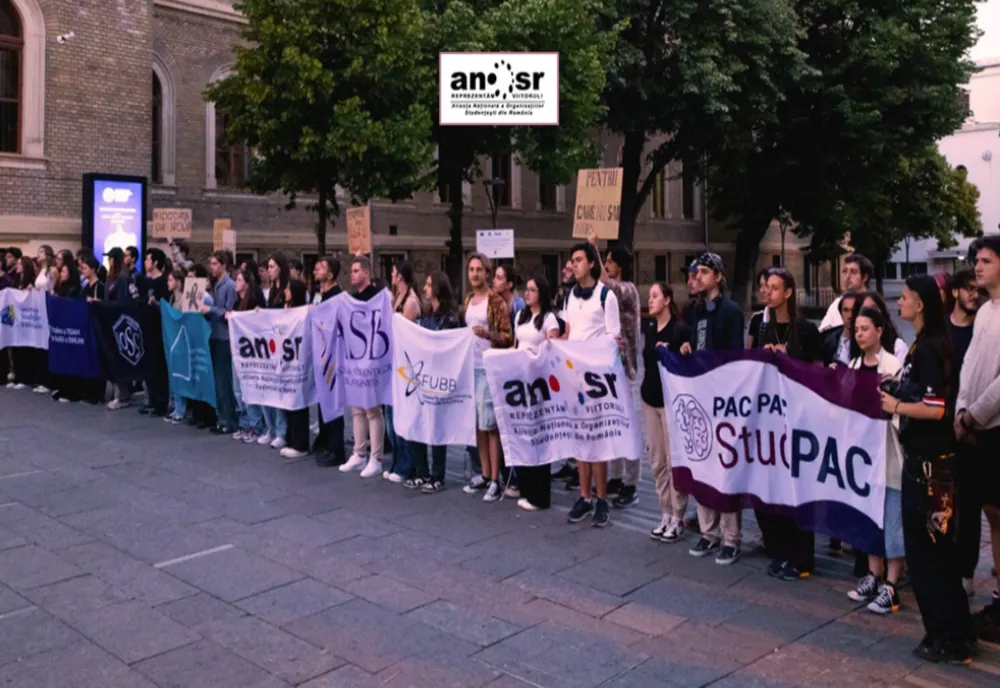 STUDENȚII IES ÎN STRADĂ: PROTEST NAȚIONAL ÎMPOTRIVA TĂIERII BURSELOR 