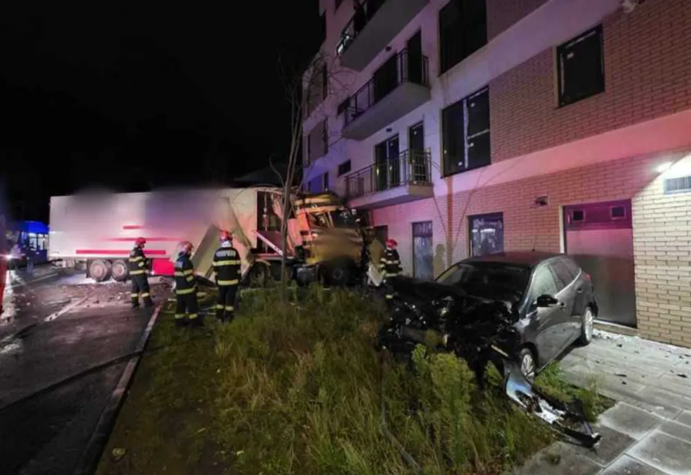 ACCIDENT RUTIER PE STRADA OAȘULUI DIN CLUJ-NAPOCA. UN TIR A LOVIT DOUĂ MAȘINI PARCATE ȘI UN STÂLP DE CURENT 