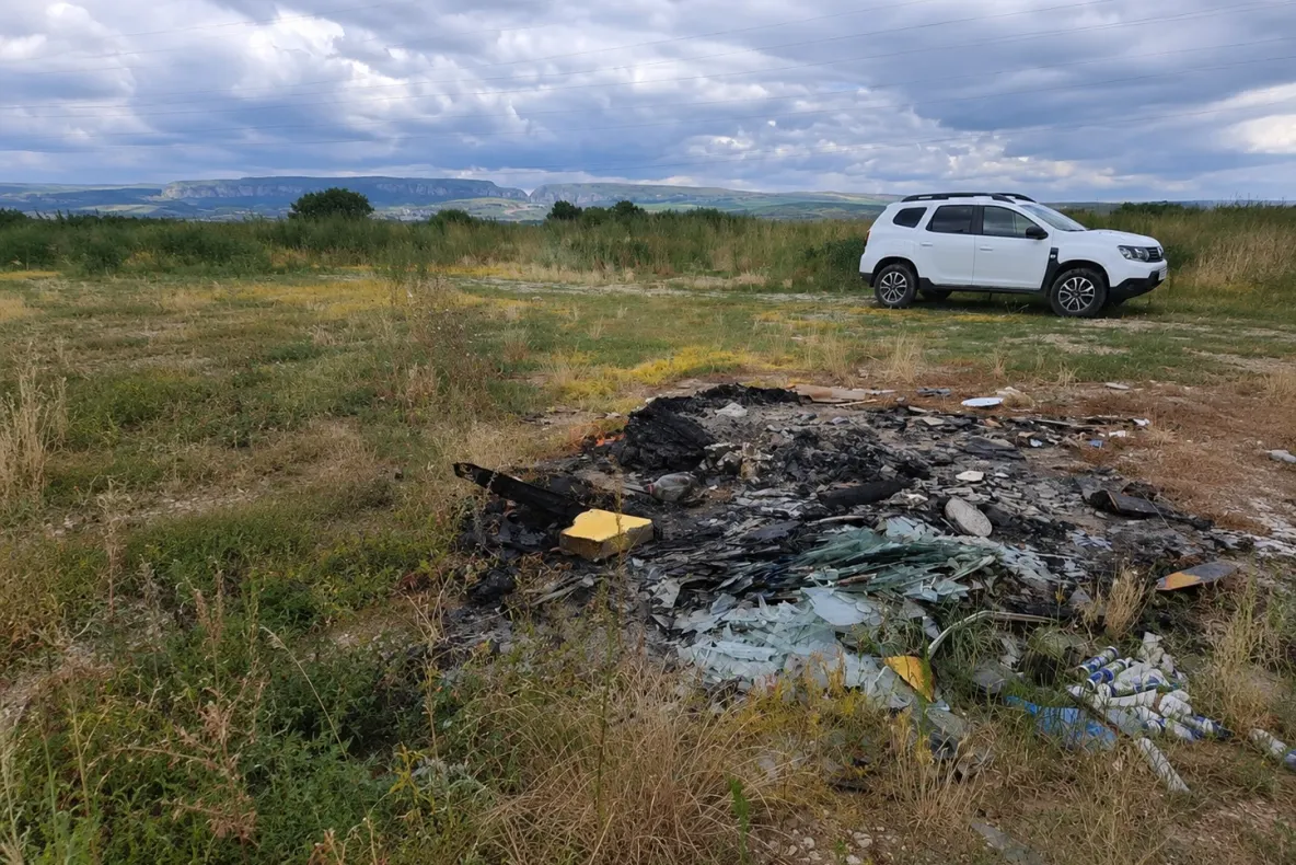 Deșeuri arse și îngropate, descoperite pe un teren din Cluj. Garda de Mediu a sesizat Parchetul