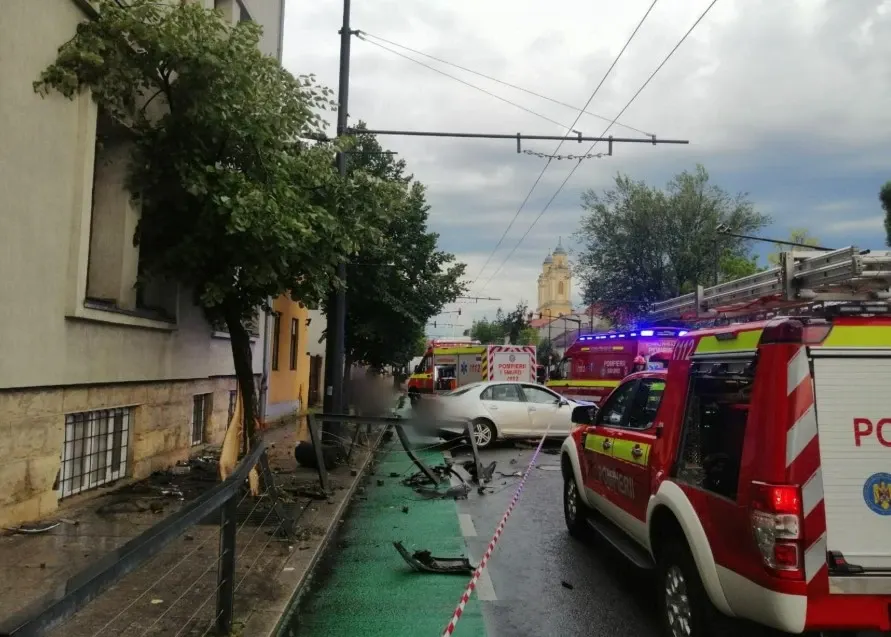 Accident grav în Cluj-Napoca: o șoferiță a lovit un gard și un copac