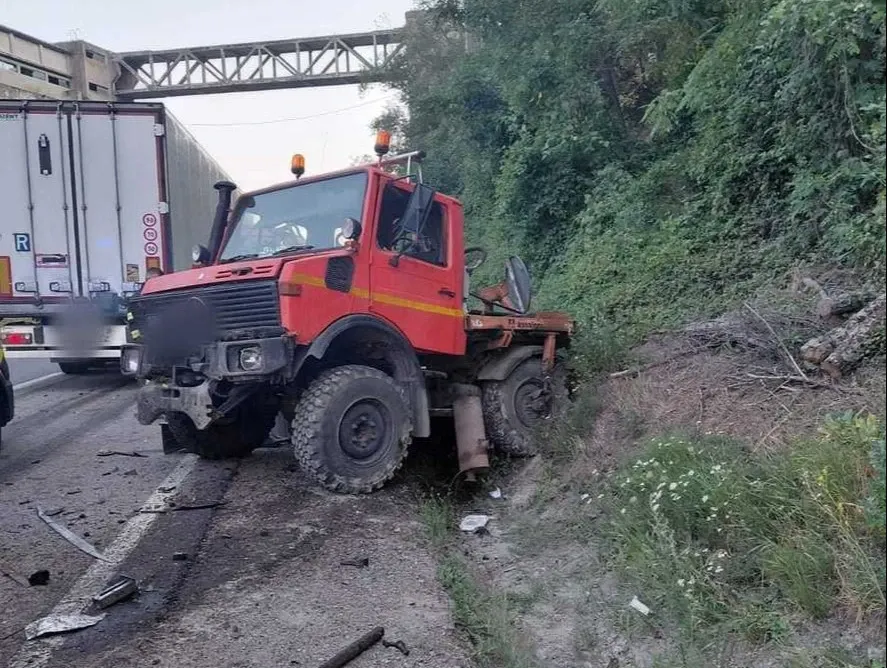 Accident între un autotren și o autoutilitară pe DN1 E60, în județul Cluj. Doi bărbați au fost răniți