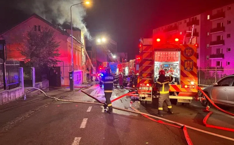 Incendiu puternic la o pensiune din Cluj-Napoca. Flăcările s-au extins la două clădiri învecinate - VIDEO