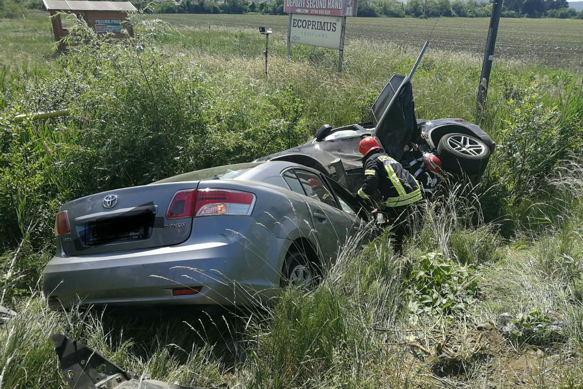 FOTO | Accident spectaculos pe DN17! Două maşini au ajuns în şanţ, una peste cealaltă