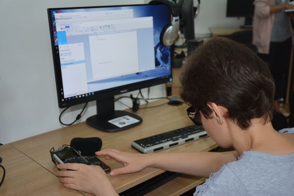 FOTO | Laborator de informatică cu dotări unice la nivel naţional, inaugurat la Liceul pentru Deficienţi de Vedere din Cluj – Napoca