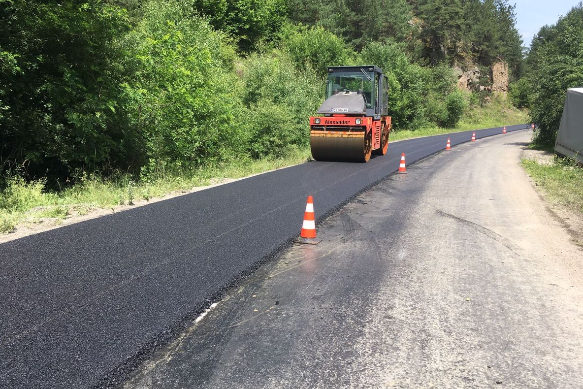 FOTO | Lucrări de asfaltare pe drumul dintre Băișoara și stațiunea Muntele Băișorii