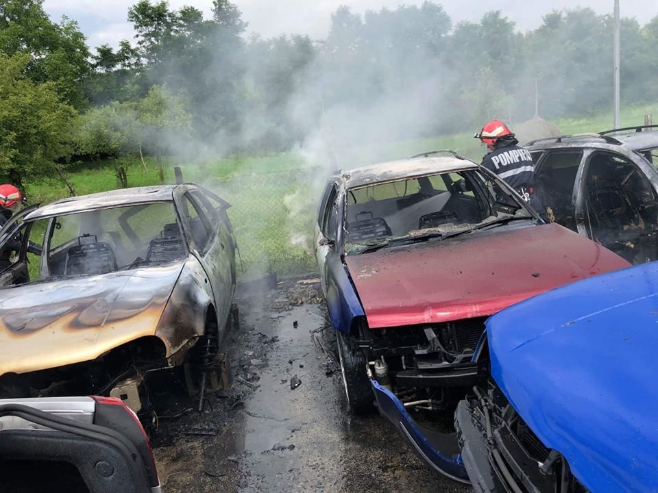 FOTO | Incendiu violent! 7 maşini au ars într-un service auto