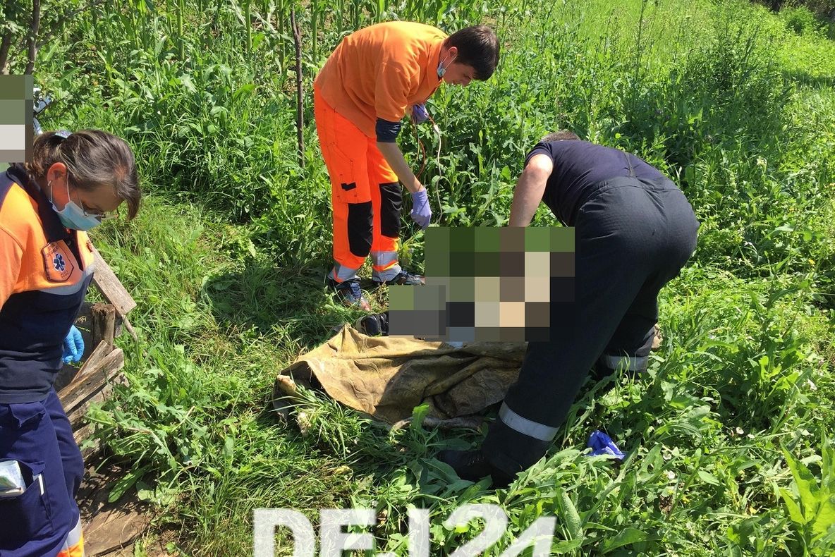 FOTO | Bărbat de 72 de ani găsit înecat în fântâna din faţa casei