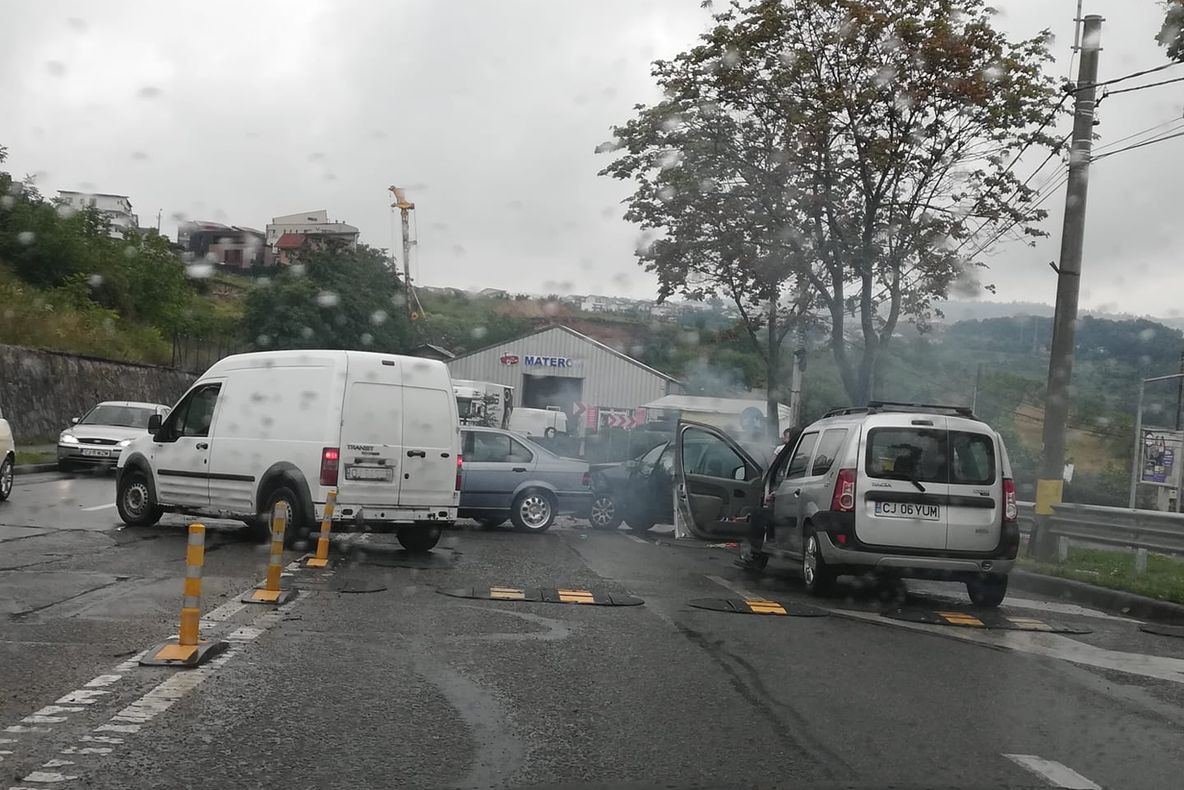 FOTO | Accident în lanţ pe strada Frunzişului din Cluj! O tânără a fost rănită